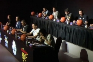 👀聊啥呢？朱芳雨在CBA选秀大会现场悄悄地接了个电话