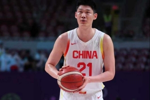 专心！媒体人：胡金秋在集训期间拒绝了回家看看妻子和孩子的机会