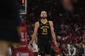 最后两次失误太伤！库里19中8拿到27分6板4助1断 5次失误