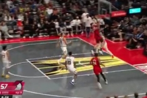 值得学习！克林根快下接球迎着防守上篮打成2+1