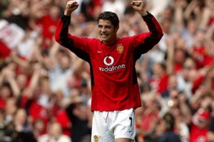 传奇开始的地方！2003年的今天C罗斩获曼联生涯处子球