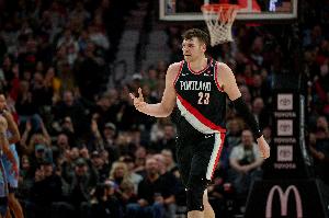 克林根拿下前场篮板后传球！杨健：硬一点啊！干啊！你两米二啊！