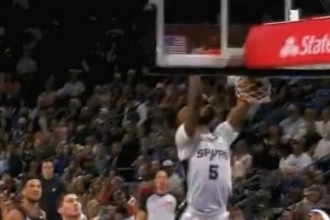 突起来就是暴扣！卡斯尔杀到禁区双手暴扣打成2+1