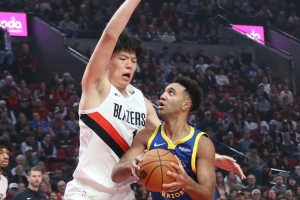 拓记：杨瀚森目前还很难在篮下顶动对手 抢前场板&打挡拆易犯规