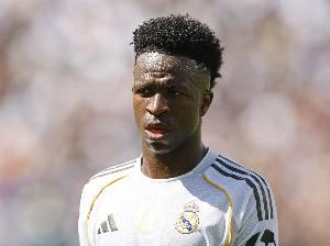 皇马球迷在训练场外打横幅支持维尼修斯：你非常出色，我们都爱你