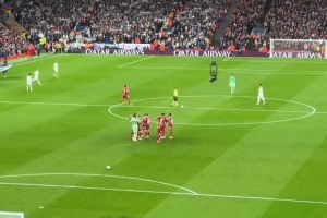 阿诺德重返安菲尔德，利物浦球迷高唱：只有一个布拉德利！