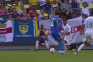 让我来！队友选择射门后库尼亚有一点不满