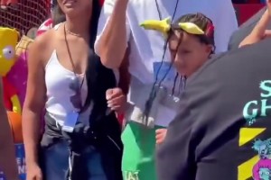 整个帽子还绿色的😅库里带着阿耶莎和莱利到环球影城游玩