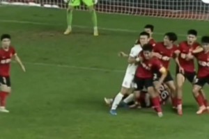 😂活久见！中国足球名场面，中甲惊现一推五人墙战术！