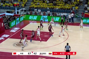 这球投得也太离谱了！高诗岩后仰强投，结果投到篮板上沿😂