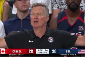 😲这什么战术？科尔喊一句“What the f--k.”随后詹姆斯反跑空切暴扣