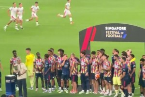 阿森纳赛后领取奖杯时，米兰替补球员还在加练