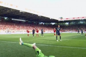 人不能两次踏进同一条河流！他却可以两次扑出同一个人的点球！