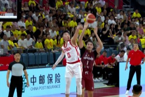 真涨球了！廖三宁防守端送对手大帽，随后进攻又打进一记高难上篮