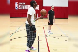 和科比的同款照片！杰威：右手受伤了，我还可以练左手！