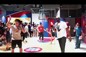 17年马刺球员小卡首次中国行 给球迷加油的样子像极了地摊老板