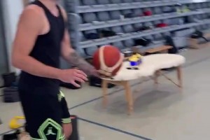 瘦成闪电了🤩！东契奇半场超远随手一扔就进了