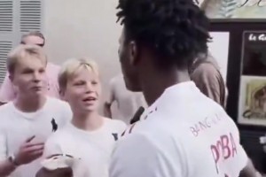 当和甲亢哥走在一起时，新一代的年轻人都不认识博格巴😭