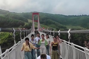 这球感是真好啊！郭艾伦在玻璃栈桥上蒙眼进行运球挑战~