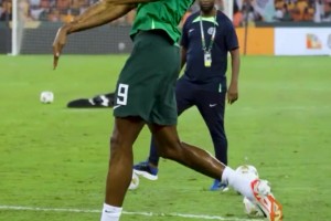 非洲足球先生奥斯梅恩示范胸部停球艺术