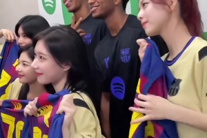 玩得嗨！巴萨球员与韩国女团ITZY进行互动&合影