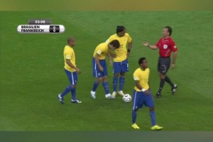 恐怖！06年世界杯小罗，卡洛斯，小儒尼尼奥三个人罚任意球！