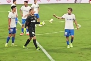 现场球迷实拍：王大雷染红后怒扔队长袖标👀