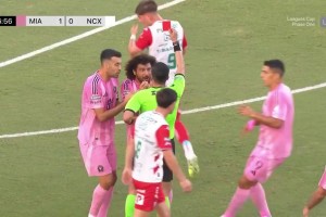 迈阿密少打一人！法尔肯被超车后拉倒对手！主裁出示红牌罚下！