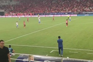 王大雷被罚下场，在伤停区回怼蓉城球迷😡