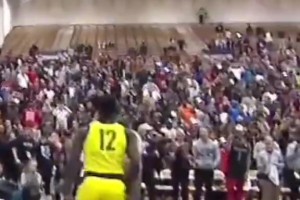 看看锡安高中时期的劲爆扣篮，就算是詹姆斯也未必有这么炸吧！